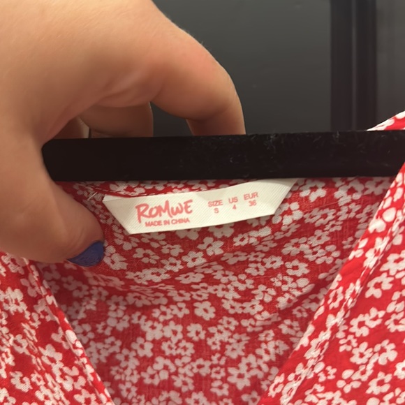 ROMWE Red & Floral Tie Crop Top - Picture 4 of 5